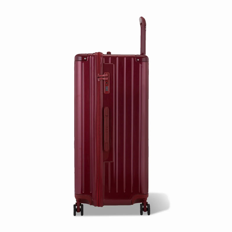 Côté de la valise trunk GYL XL rouge foncé avec serrure TSA intégrée et poignée latérale assortie. #couleur_rouge foncé