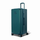 Valise trunk GYL taille XL en polycarbonate sapin vue de trois quarts, avec trolley déployé et roues 360°. #couleur_sapin