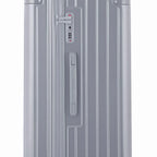 Détail de la serrure TSA et de la poignée latérale sur la valise trunk argent. #couleur_argent