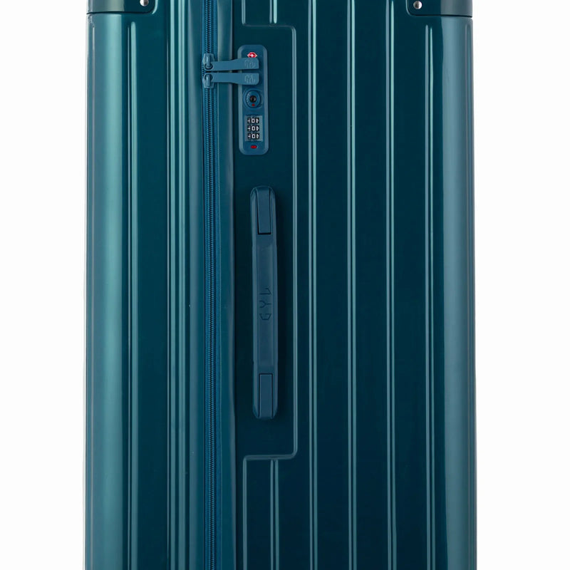 Detalle de la cerradura TSA y del asa lateral de la maleta baúl de abeto. #color_abeto