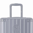Zoom sur la poignée trolley et le logo GYL de la valise trunk argent. #couleur_argent