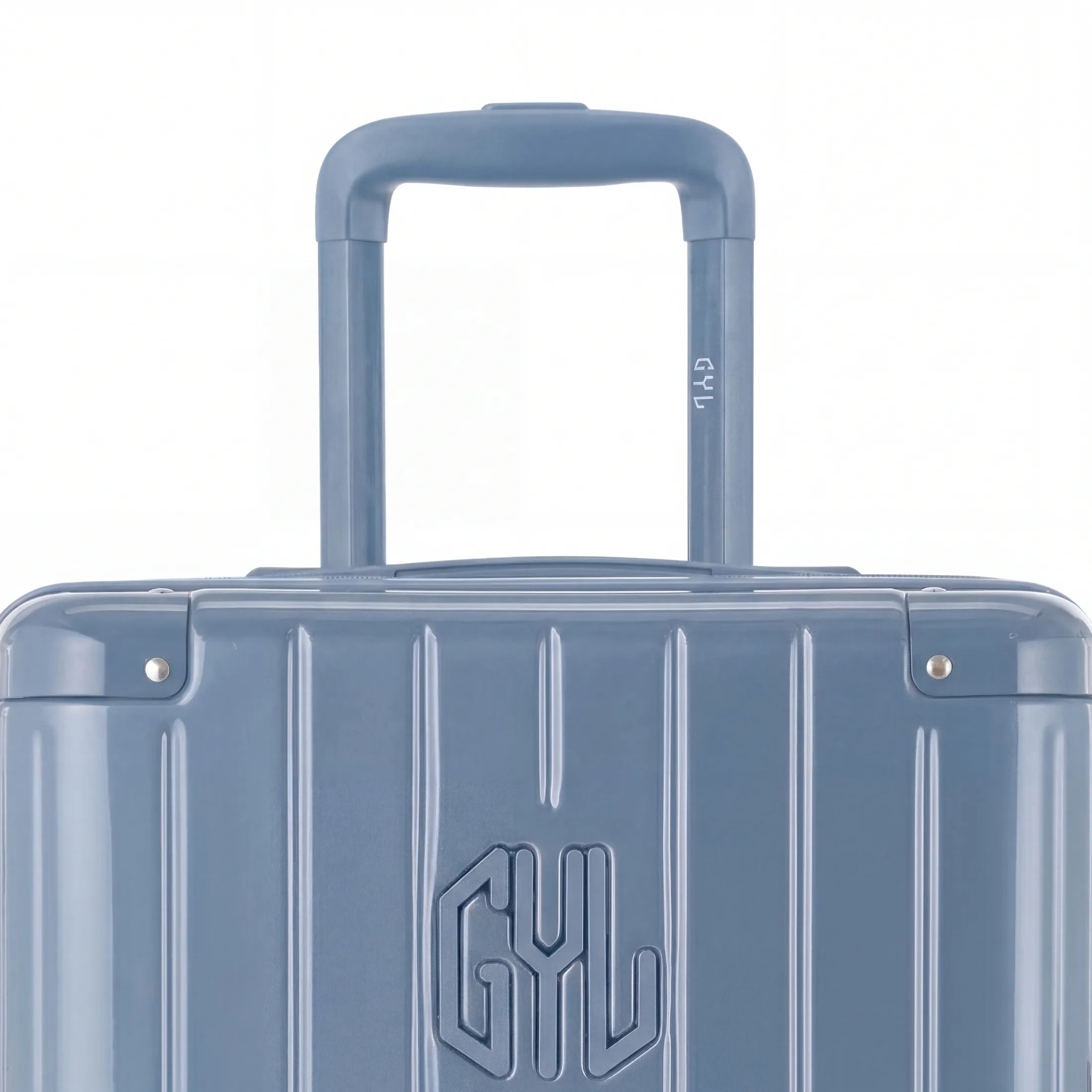 Zoom sur la poignée trolley et le logo GYL de la valise trunk bleu gris. #couleur_bleu grisé