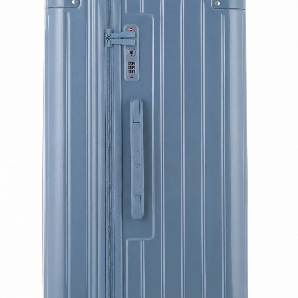 Détail de la serrure TSA et de la poignée latérale sur la valise trunk bleu gris. #couleur_bleu grisé