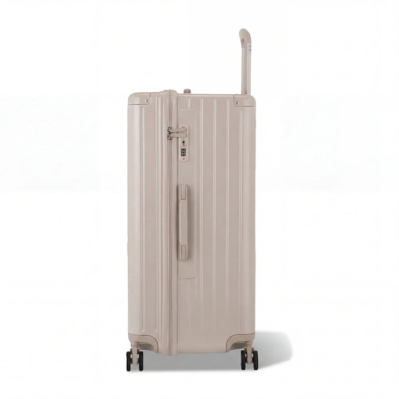 Lateral de la maleta baúl nude GYL XL con cerradura TSA integrada y asa lateral a juego. #color_desnudo