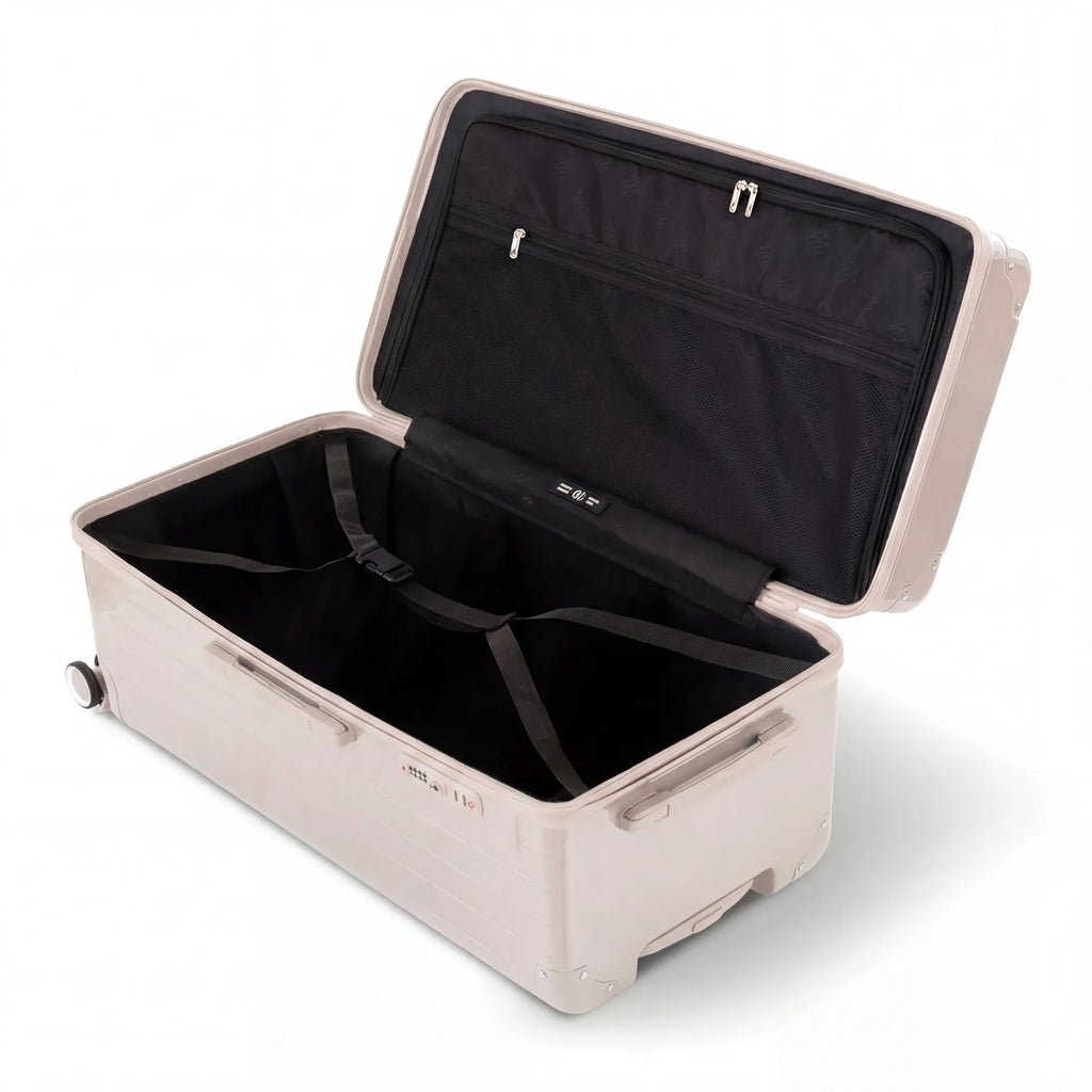 Intérieur de la valise trunk GYL XL nude ouvert, avec sangles croisées. #couleur_nude