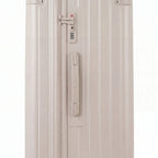 Détail de la serrure TSA et de la poignée latérale sur la valise trunk nude. #couleur_nude