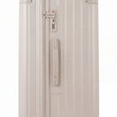 Détail de la serrure TSA et de la poignée latérale sur la valise trunk nude. #couleur_nude