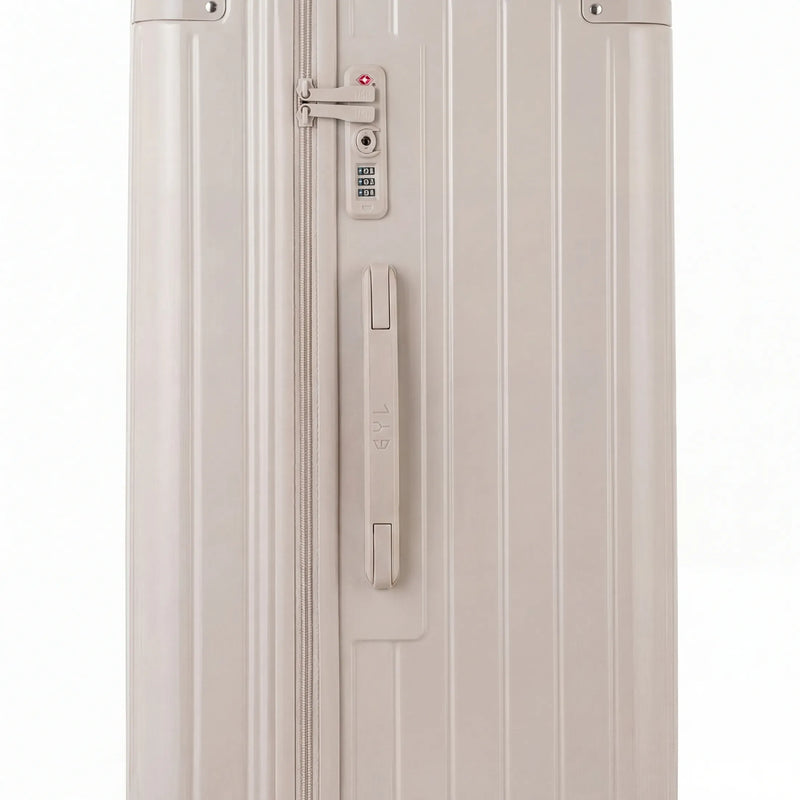 Détail de la serrure TSA et de la poignée latérale sur la valise trunk nude. #couleur_nude