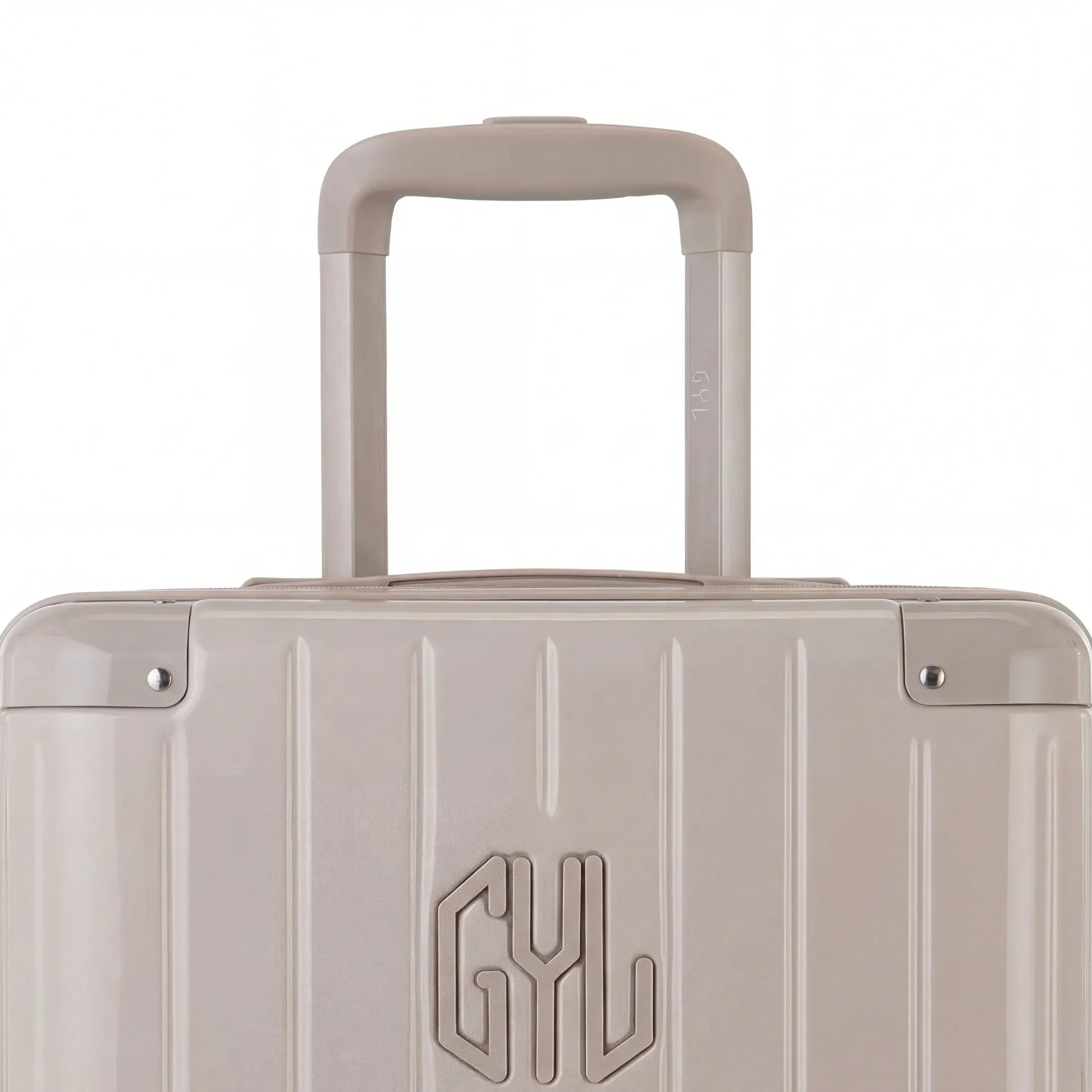 Zoom sur la poignée trolley et le logo GYL de la valise trunk nude. #couleur_nude