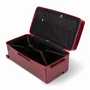Intérieur de la valise trunk GYL XL rouge foncé ouvert, avec sangles croisées. #couleur_rouge foncé