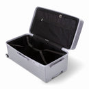 Intérieur de la valise trunk GYL XL argent ouvert, avec sangles croisées. #couleur_argent