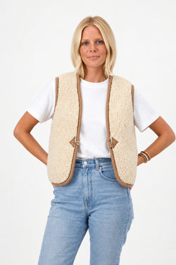Mouwloos-vest-schapenvacht