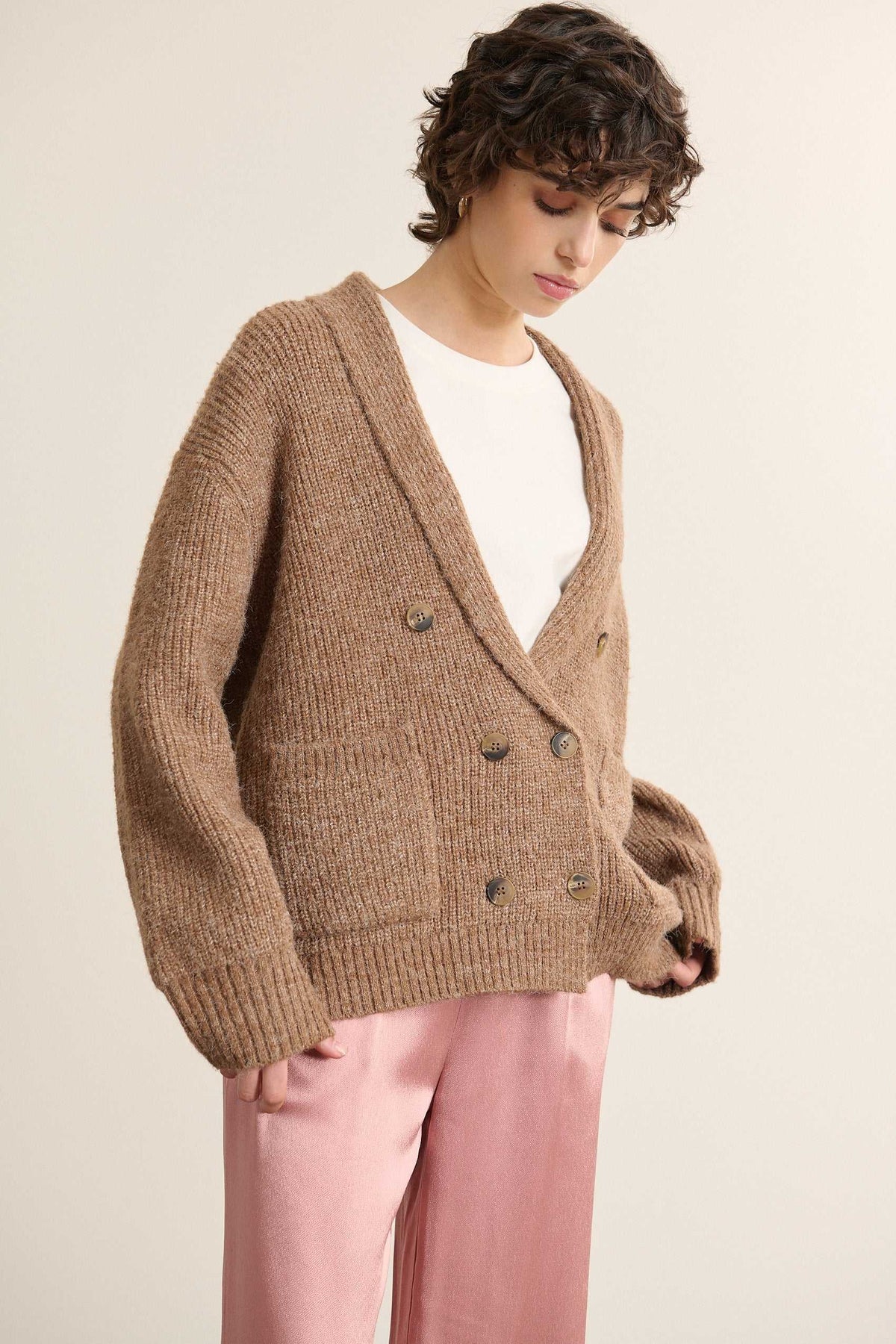 Haut coloris mocha à col en V croisé, monté sur une patte intérieure pour assurer maintien et tenue au porté.