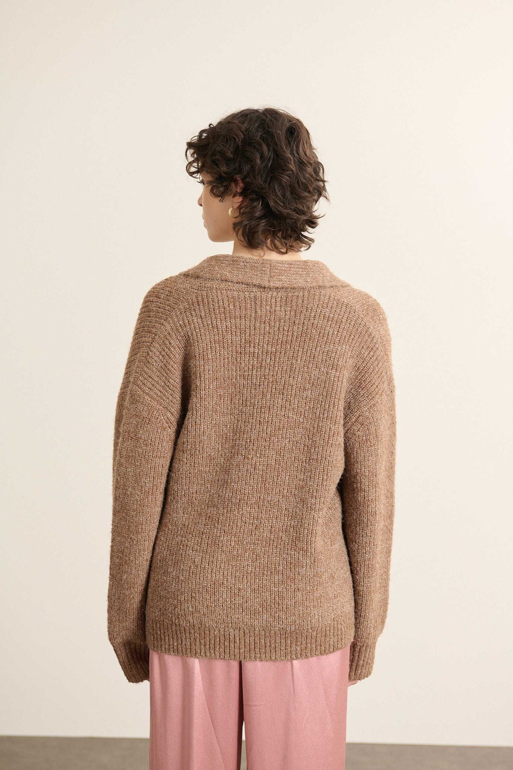Vue arrière du gilet mocha, coupe droite avec ligne d’épaule classique et base légèrement resserrée.