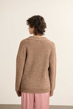 Vue arrière du gilet mocha, coupe droite avec ligne d’épaule classique et base légèrement resserrée.