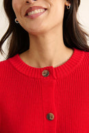 Gilet sans manches rouge, collection Garance Paris automne hiver 2025, col rond et bouton effet corne sur le devant. 