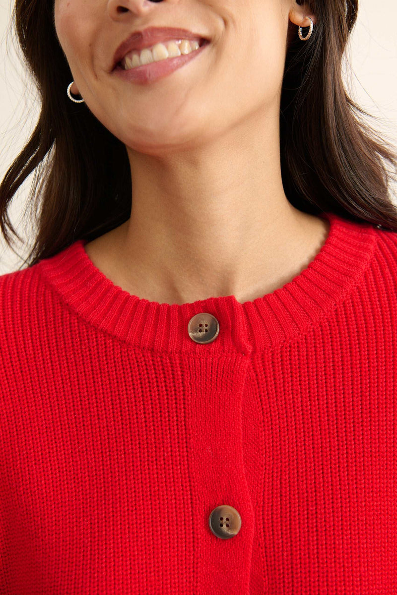 Gilet sans manches rouge, collection Garance Paris automne hiver 2025, col rond et bouton effet corne sur le devant. 