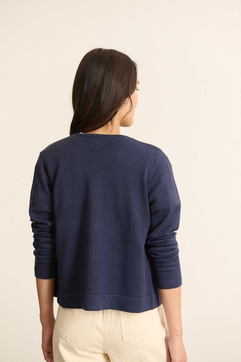 Vue arrière du gilet coupe boîte, forme droite avec épaules légèrement tombantes et emmanchures classiques. 