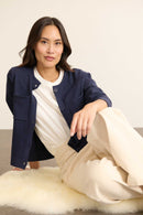 Haut pour femme saison automne hiver, coloris marine, gilet boite avec boutons effet nacre sur le devant.