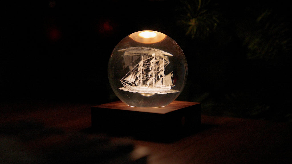 Gingko Design – Lampka Amber Crystal - Żaglówka, świecąca szklana kula ze statkiem w środku