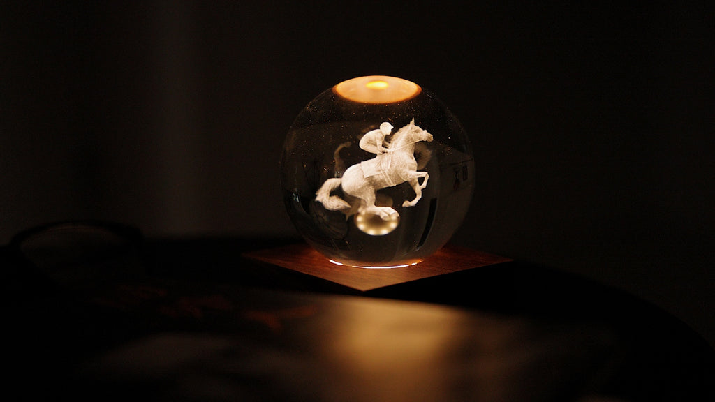Gingko Design – Amber Crystal Leuchte - Pferderennen, eine leuchtende Glaskugel mit einem Pferd und seinem Reiter