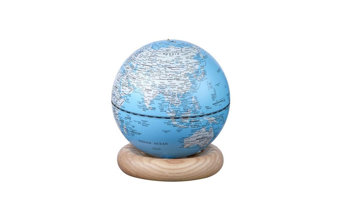 Gingko Design – Atlas Globus Lampe - Hellblau / Sockel Weiße Esche - Mini, blauer Globus mit Sockel aus hellem Holz, Vorderansicht