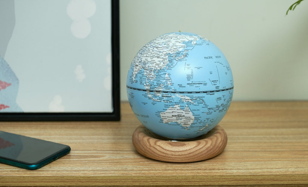 Gingko Design – Atlas Globus Lampe - Hellblau / Sockel Weiße Esche - Mini, blauer Globus auf einem Holzsockel