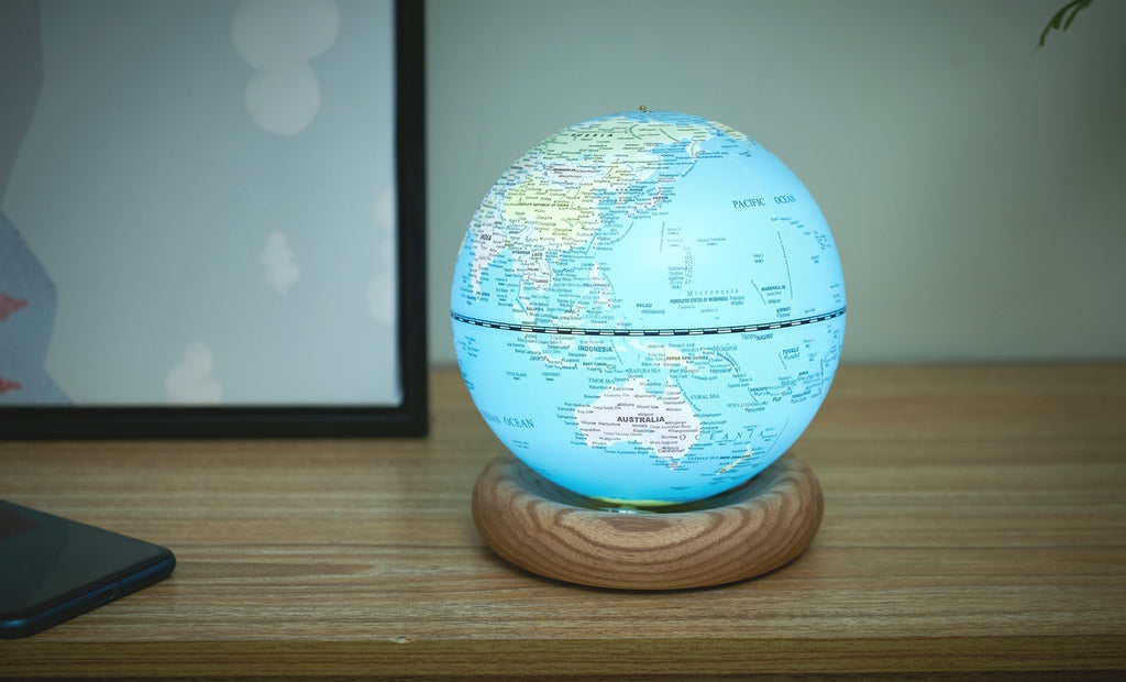 Gingko Design – Globuslampe Atlas - Hellblau / Sockel Weiße Esche - Mini, leuchtender Globus auf einem Sockel aus hellem Holz