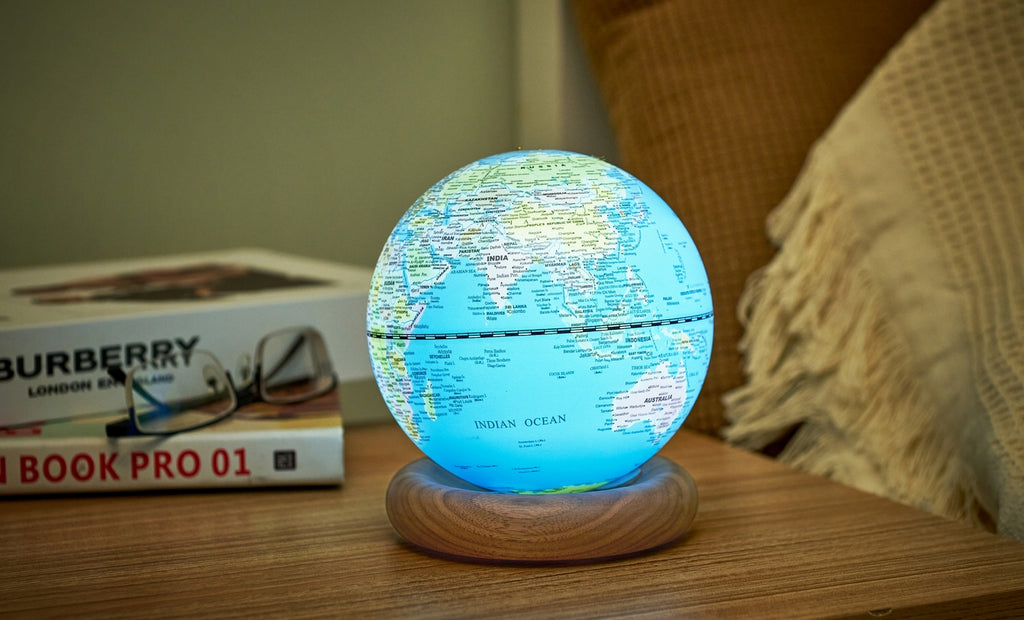 Gingko Design – Globuslampe Atlas - Hellblau / Sockel Weiße Esche - Mini, leuchtender Globus auf einem Nachttisch aus Holz