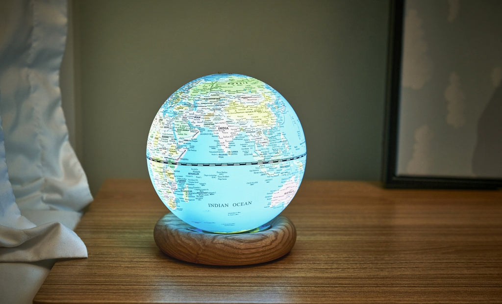 Gingko Design – Globuslampe Atlas - Hellblau / Sockel Weiße Esche - Mini, leuchtender Globus auf einem Nachttisch aus Holz
