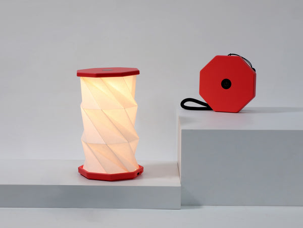 Gingko Design – Luz Twist Hexagon - Rojo Coral - Mini, lámpara de mesa roja y blanca, plegada y desplegada, sobre fondo blanco