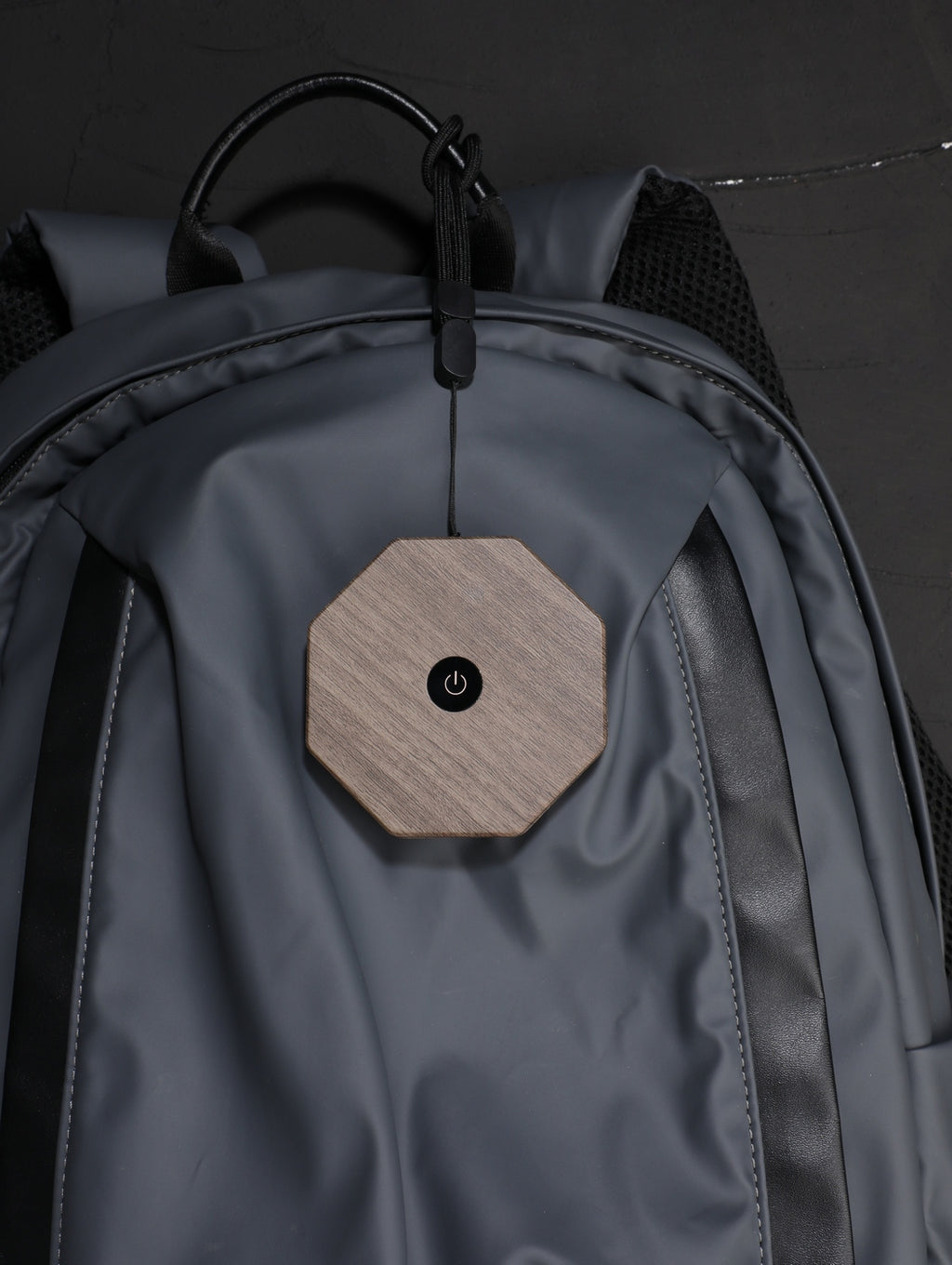 Gingko Design – Twist Hexagon Leuchte - Treibholz Walnuss - Mini, grauer Rucksack mit vorne befestigtem Holzaccessoire