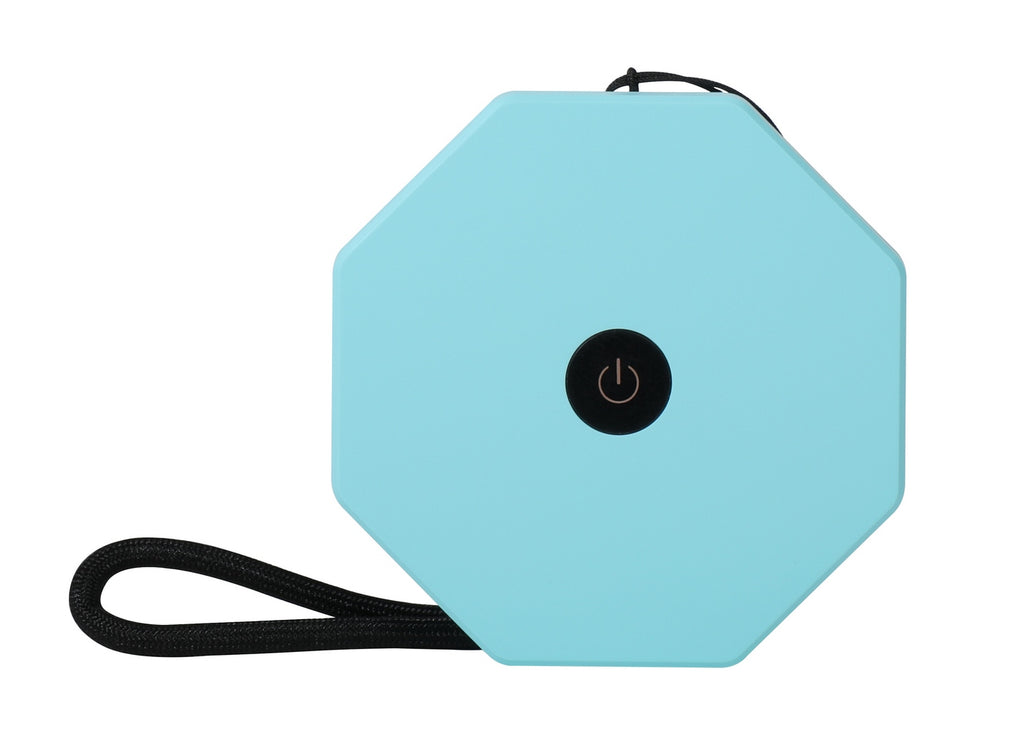 Gingko Design – Luz Twist Hexagon - Azul Laguna - Mini, vista frontal de un pequeño dispositivo electrónico octogonal de color azul claro con botón negro