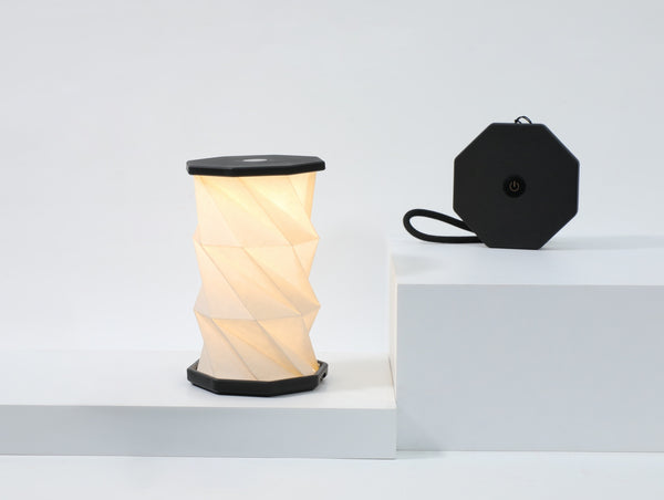 Gingko Design – Luz Twist Hexagon - Negro Pizarra - Mini, lámpara plegable blanca y negra, vista frontal, sobre fondo blanco