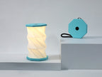 Gingko Design – Luz Twist Hexagon - Azul Laguna - Mini, lámpara plegable turquesa y blanca, colocada sobre una base blanca