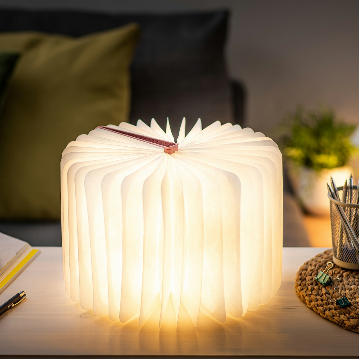 Gingko Design – Lampa Smart Book LED - Len Pudrowy Róż - 2 Rozmiary, lampa stołowa w kształcie otwartej książki, oświetlająca ciemne pomieszczenie