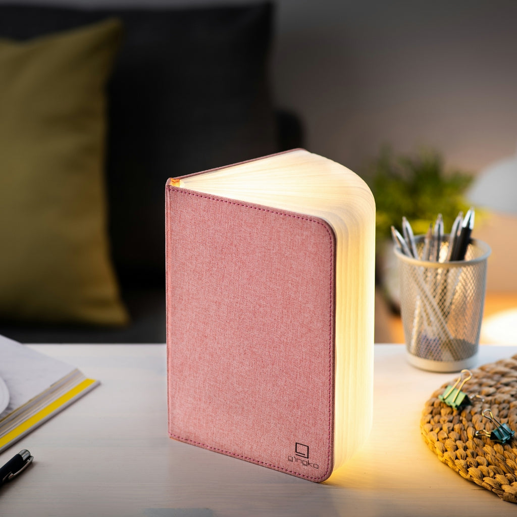Gingko Design – Lampa Smart Book LED - Len Pudrowy Róż - 2 Rozmiary, różowa otwarta lampa książkowa stojąca na biurku, ciepłe światło