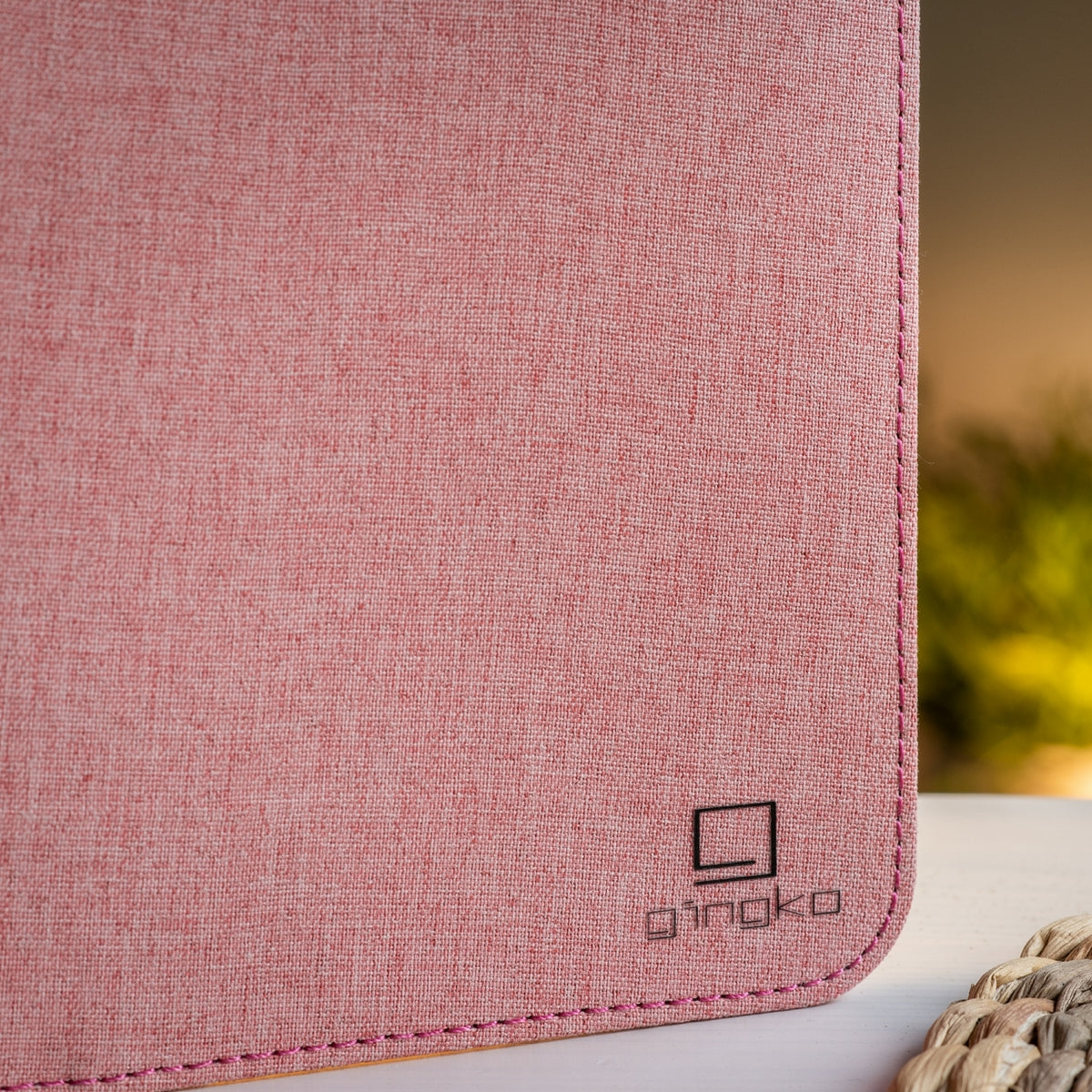 Gingko Design – Lampa Smart Book LED - Len Pudrowy Róż - 2 Rozmiary, zbliżenie na teksturę różowej tkaniny z dyskretnym logo