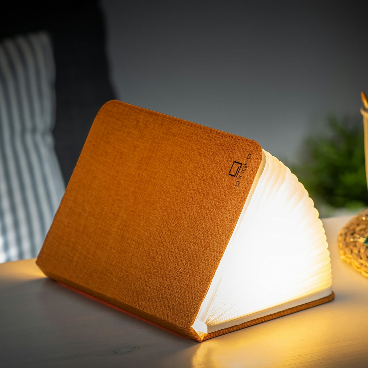 Gingko Design – Lampa LED Smart Book – Len Orange Harmony – 2 rozmiary, lampka nocna w kształcie otwartej książki oświetlająca ciemny pokój