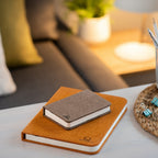 Gingko Design – Lampa Smart Book LED – Len Pomarańczowy Harmony – 2 Rozmiary, dwa notesy leżące na stoliku kawowym w salonie