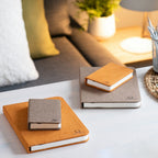 Gingko Design – Lampa LED Smart Book – Len Orange Harmony – 2 rozmiary, dwa notesy leżące na stoliku kawowym w przytulnym wnętrzu