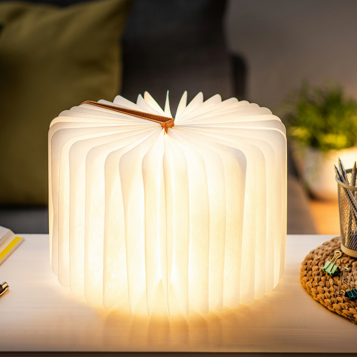Gingko Design – Lampa Smart Book LED – Len Pomarańczowy Harmony – 2 Rozmiary, świecąca otwarta lampa w kształcie książki stojąca na biurku, przytulna atmosfera