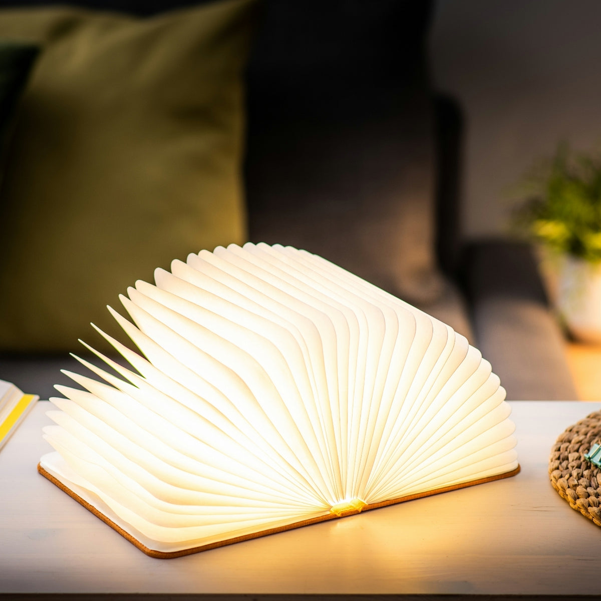 Gingko Design – Lampa LED Smart Book – Len Orange Harmony – 2 rozmiary, lampa w kształcie otwartej książki stojąca na stole z jasnego drewna