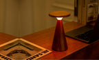 Gingko Design – Sylva Tischleuchte - Walnuss - 2 Größen, Tischleuchte aus Holz mit warmem Licht auf einem Holzschreibtisch