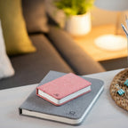 Gingko Design – Lampa Smart Book LED - Len Miejski Szary - 2 Rozmiary, dwa notesy leżące na stoliku kawowym w salonie