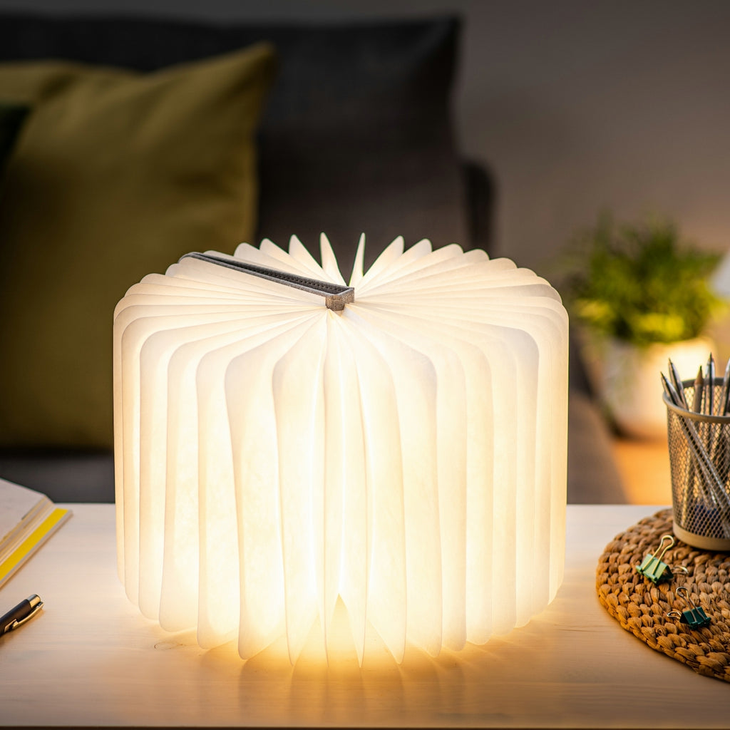 Gingko Design – Lampa Smart Book LED - Len Miejski Szary - 2 Rozmiary, lampa stołowa w kształcie otwartej książki, oświetlająca ciemne pomieszczenie