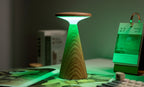 Gingko Design – Sylva Tischleuchte - Weiße Esche - 2 Größen, Tischleuchte aus Holz mit grünem Licht auf einem Schreibtisch