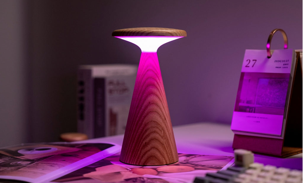 Gingko Design – Sylva Tischleuchte - Weiße Esche - 2 Größen, Nachttischlampe aus Holz mit violettem Licht auf einem Nachttisch