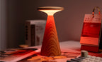Gingko Design – Sylva Tischleuchte - Weiße Esche - 2 Größen, Tischleuchte aus Holz mit rotem Licht auf einem Schreibtisch