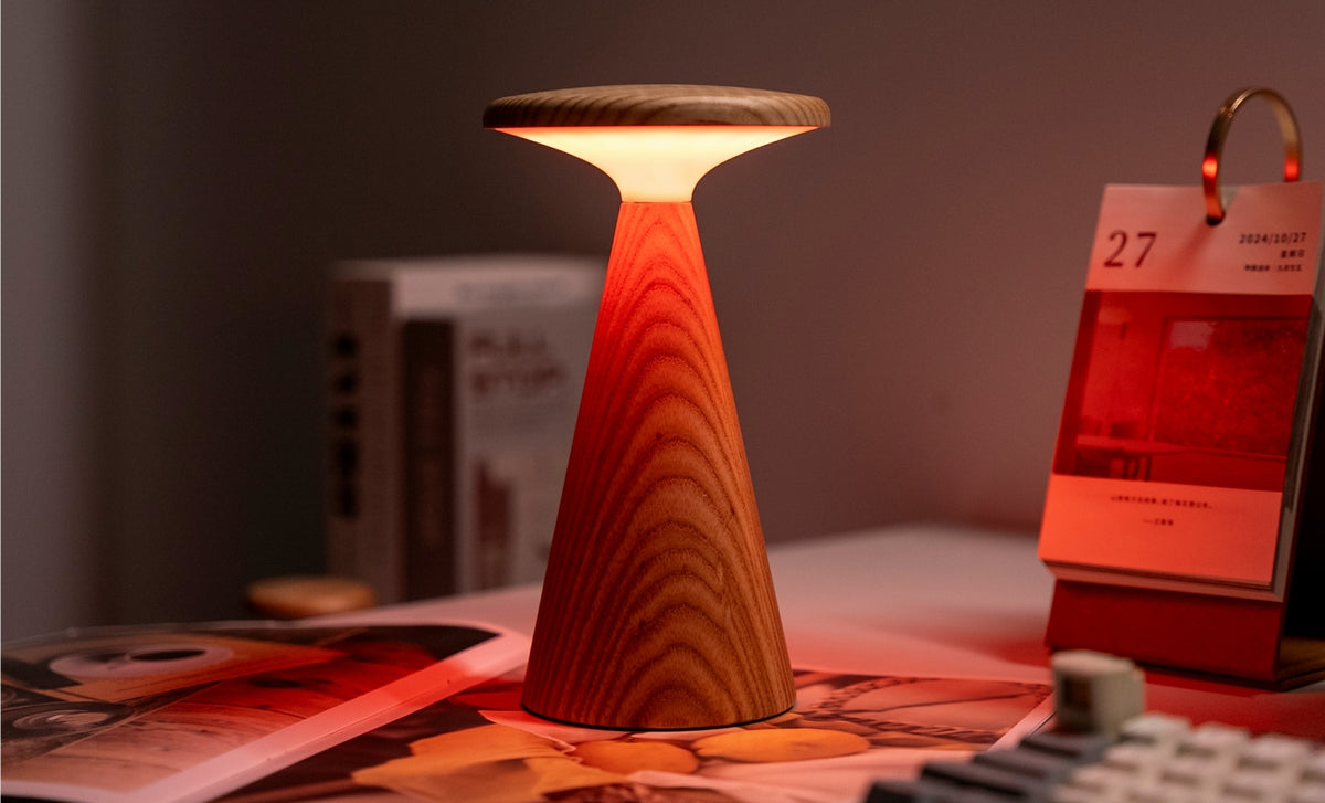 Gingko Design – Sylva Tischleuchte - Weiße Esche - 2 Größen, Tischleuchte aus Holz mit rotem Licht auf einem Schreibtisch